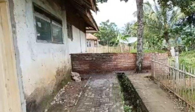 Diduga karena gagal duduk di kursi Dewan Perwakilan Rakyat Garut, seorang caleg tutup akses jalan di depan rumahnya yang selama ini digunakan warga. Peristiwa tersebut terjadi di Kampung Ciarog, Desa Kersamanah, Kabupaten Garut, Jawa Barat.