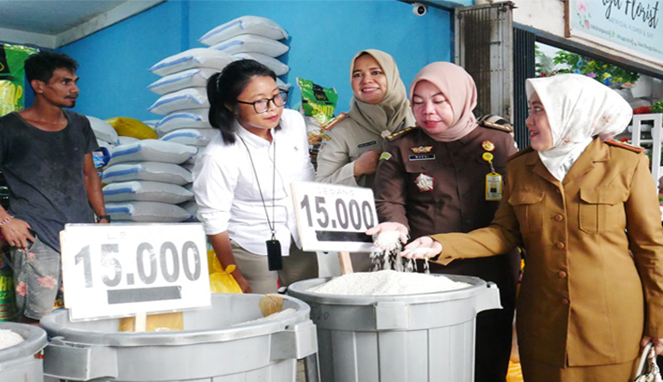 Dinas Perdagangan, Dinas Ketahanan Pangan, bersama Bulog serta TNI dan Polri melakukan sidak di sejumlah pasar