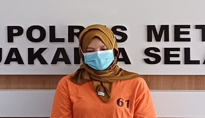 Perempuan berinisial DA yang ditangkap Polres Metro Jakarta Selatan yang disinyalir melakukan Tindak Pidana Perdagangan