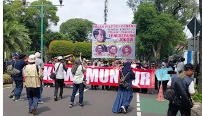 Aksi massa bakar ban di depan Kantor KPU Menteng Jakpus