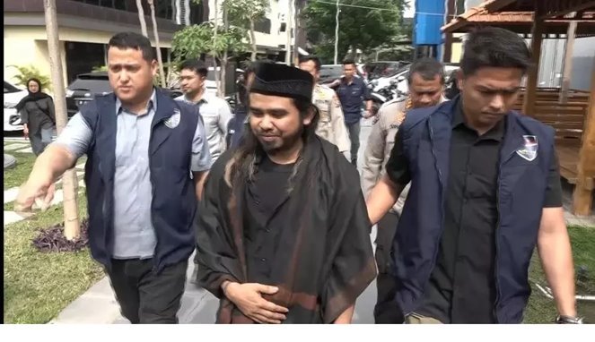 Pembuat konten kontroversial tukar pasangan, Gus Samsudin diamankan Polda Jatim.