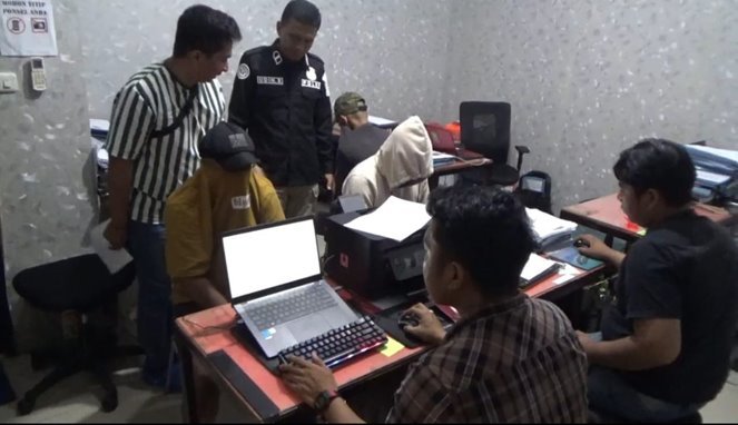 pelaku saat diperiksa di polres gowa