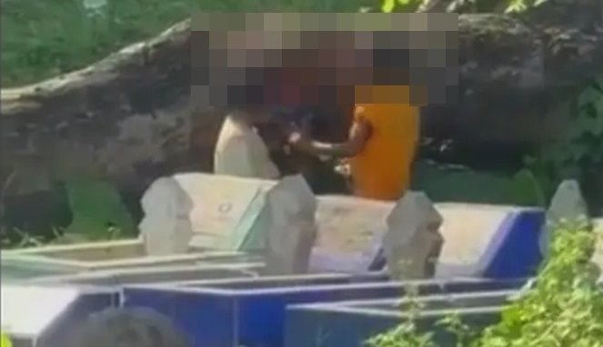 Viral, Dua Bocah Ingusan di Makassar "Ngewe" di Kuburan