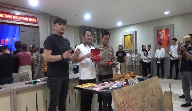 Kabid Humas Polda Sulsel Kombes Pol Didik Supranoto, Direktur Ditreskrimum, Kombes Pol Jamaluddin, Subdit 4 Kompol Edy Sabhara Manggabarani , Saat Press Liris