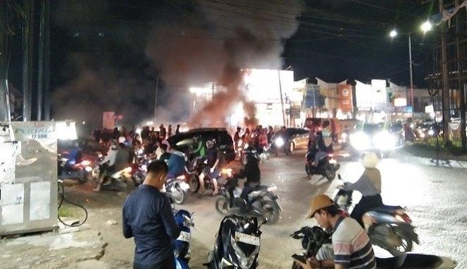 Aksi Mahasiswa Bakar Ban di Perempatan Kampus UHO Kendari Sebabkan Kemacetan