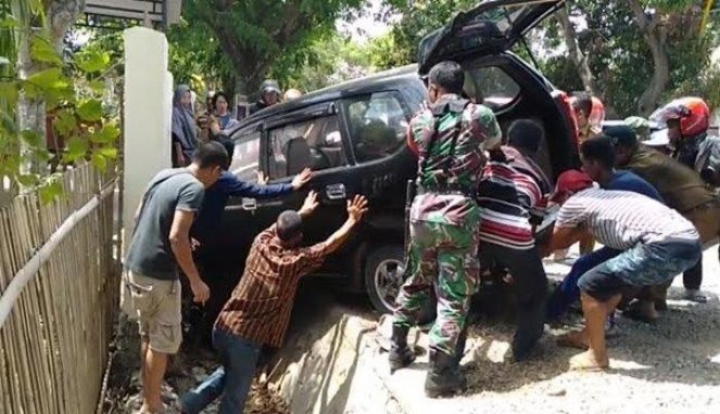 Evakuasi kendaraan yang terlibat kecelakaan di Jalan Poros Balangloe Tarowan