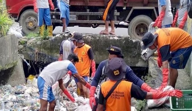 Satgas Drainase Dinas PU Makassar Bersihkan Saluran Sekunder di Jalan Satangga
