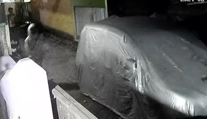 Gerbangsulsel.com– Aksi brutal geng motor di Makassar kembali membuat warga resah. Insiden terbaru terjadi di Jalan Masjid Nurul Hidayah, Kelurahan Biring Romang, pada Sabtu malam (3/8/2024).