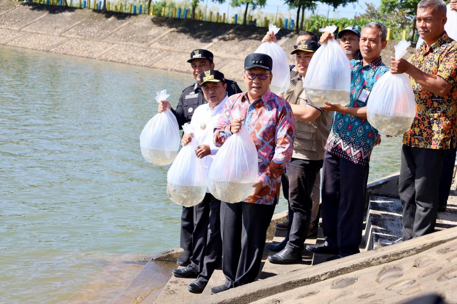 Wali Kota Makassar Lepas Bibit Ikan di Waduk Nipa-nipa