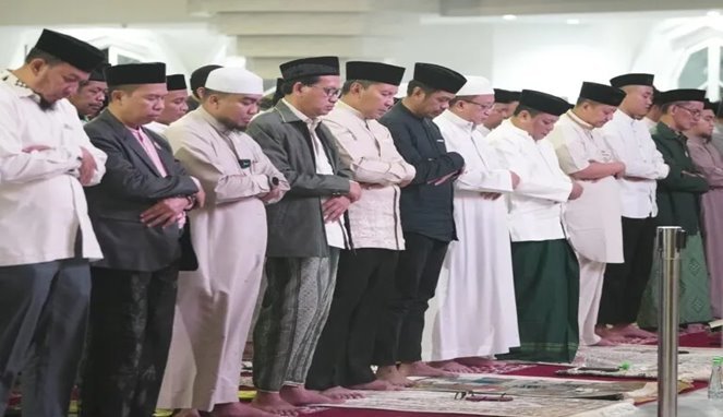 Ribuan RT-RW Bersama Wali Kota Makassar Gelar Itikaf di Masjid Kubah 99