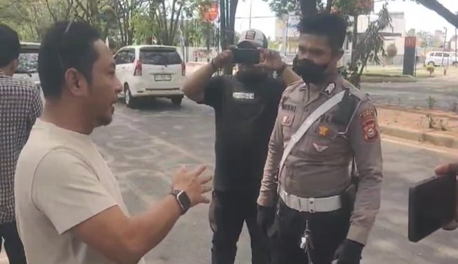 Gerbangsulsel.com – Calon Wakil Bupati Bone, Andi Irwandi Natsir, terlibat insiden panas dengan petugas Satlantas Polres Gowa pada 3 Oktober 2024.