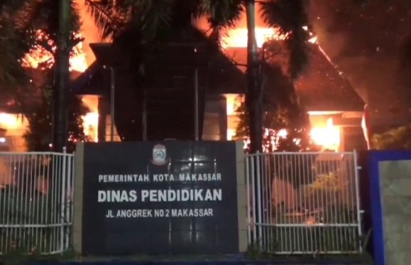 Kantor Disdik Makassar Terbakar