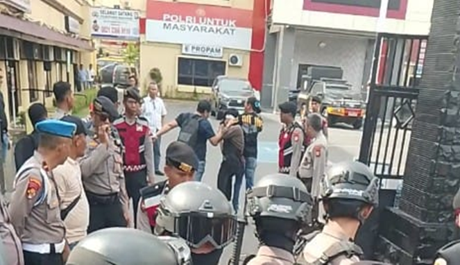 Polrestabes Makassar Memanas! Aksi Advokat Direspons dengan Penyeretan Paksa