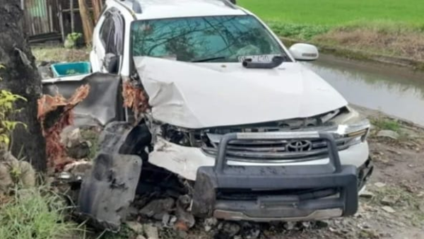 Fortuner Putih Tabrak Pohon Usai Hindari Tabrakan di Jalan Poros Takalar-Jeneponto