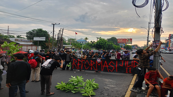 17 Tuntutan Aliansi KERAMAT: Dari Adili Jokowi Hingga Bubarkan DPR