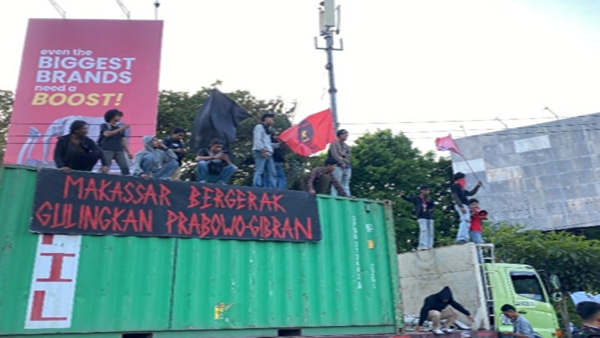Massa Aksi di Jl. Pettarani Teriakkan Gulingkan Prabowo-Gibran, Bubarkan DPR