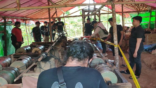 Polisi Pasang Garis di Lokasi Tambang Emas Ilegal, Pekerja Hilang Jejak