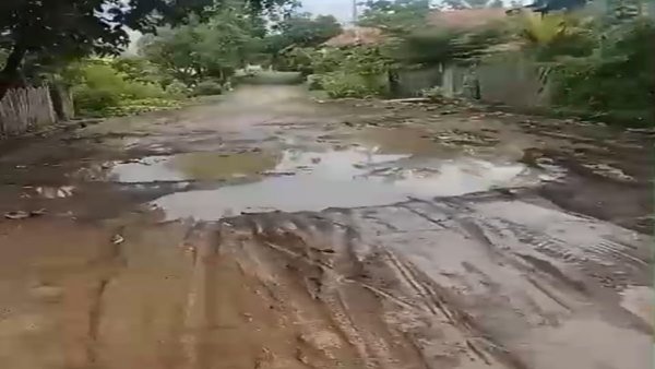 Lubang Menganga di Jalan Poros Desa Punaga, Pengendara Terancam