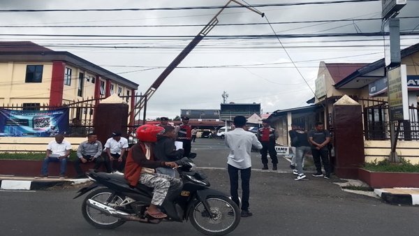 Warga Tercekik Harga BBM, KP-GRD Geruduk Tiga Kantor Pemerintahan