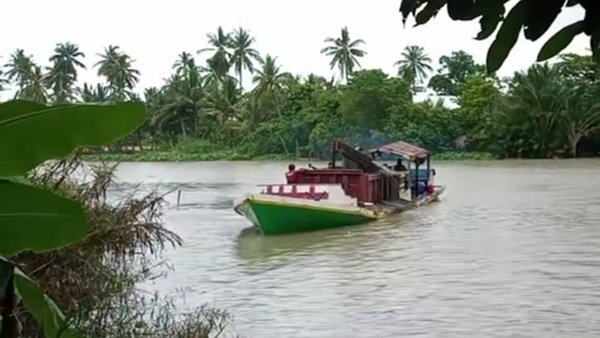 Kapal Pengisap Pasir Mengganyang Sungai Lea, Pemerintah Cuma Menonton