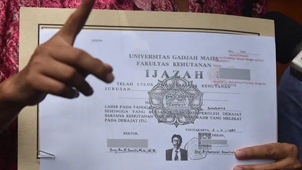 Uji Identik Bergulir, Salinan Ijazah Jokowi Resmi Dibeberkan ke Publik