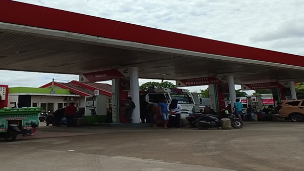 BBM Langka, Dugaan Mafia Solar Menggila di Tengah Antrean Panjang