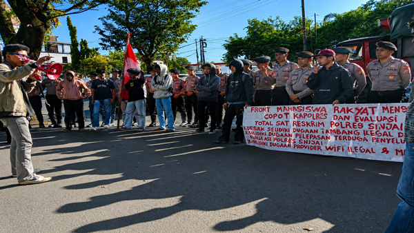 "Copot Kapolres Sinjai!" Massa Mahasiswa Mengamuk di Gerbang Polda Sulsel