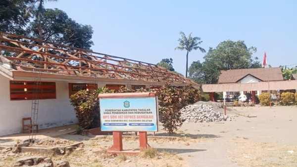 Revitalisasi SDN 187 Dengilau Disorot, Warga Pertanyakan Pekerja dari Luar Daerah
